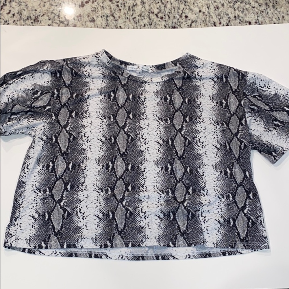 💿snake print crop top💿